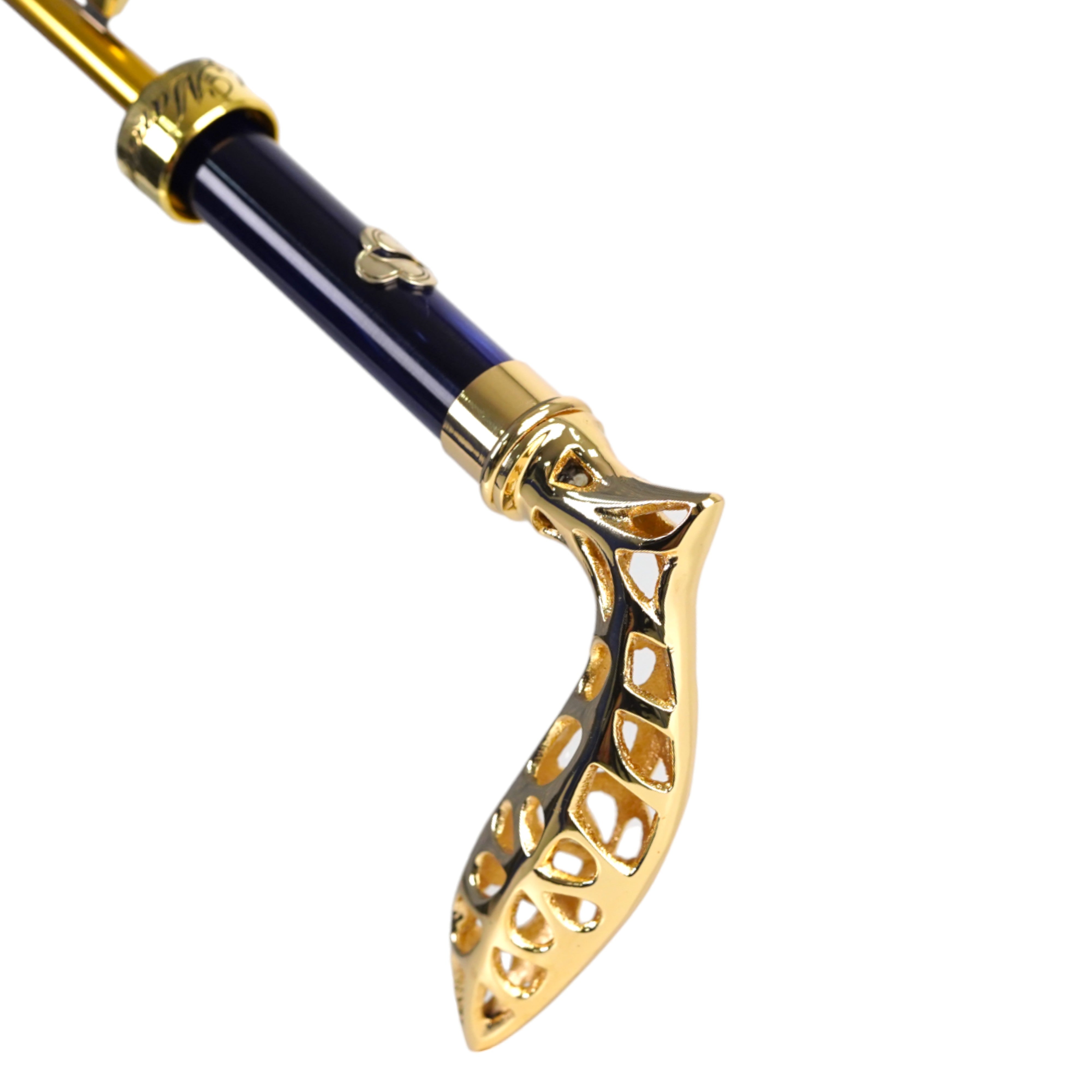 Paraguas elegante con mango de metal de filigrana y diseño de lirio