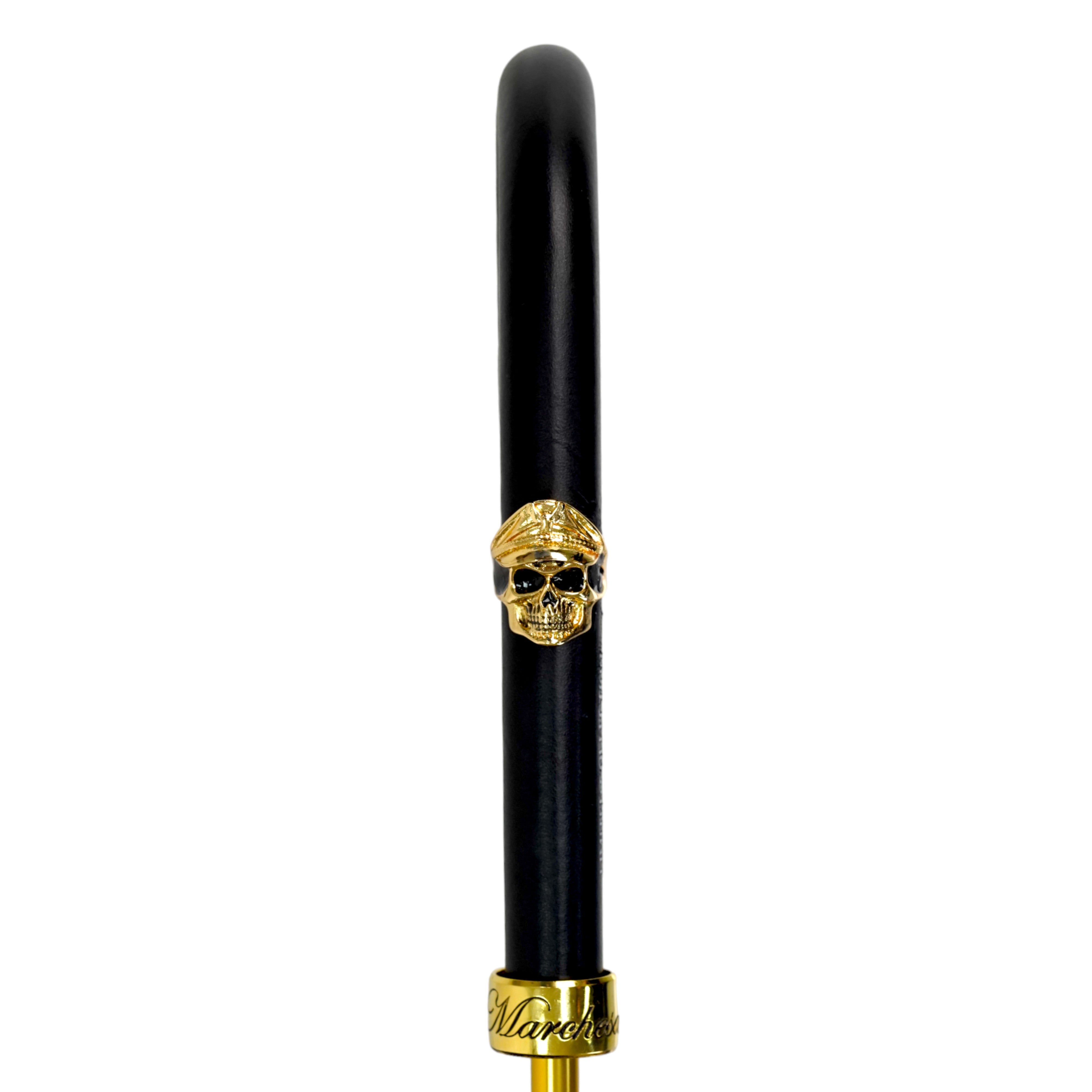 Paraguas elegante con mango de cuero, calavera dorada y un diseño de damasco negro y dorado ornamentado
