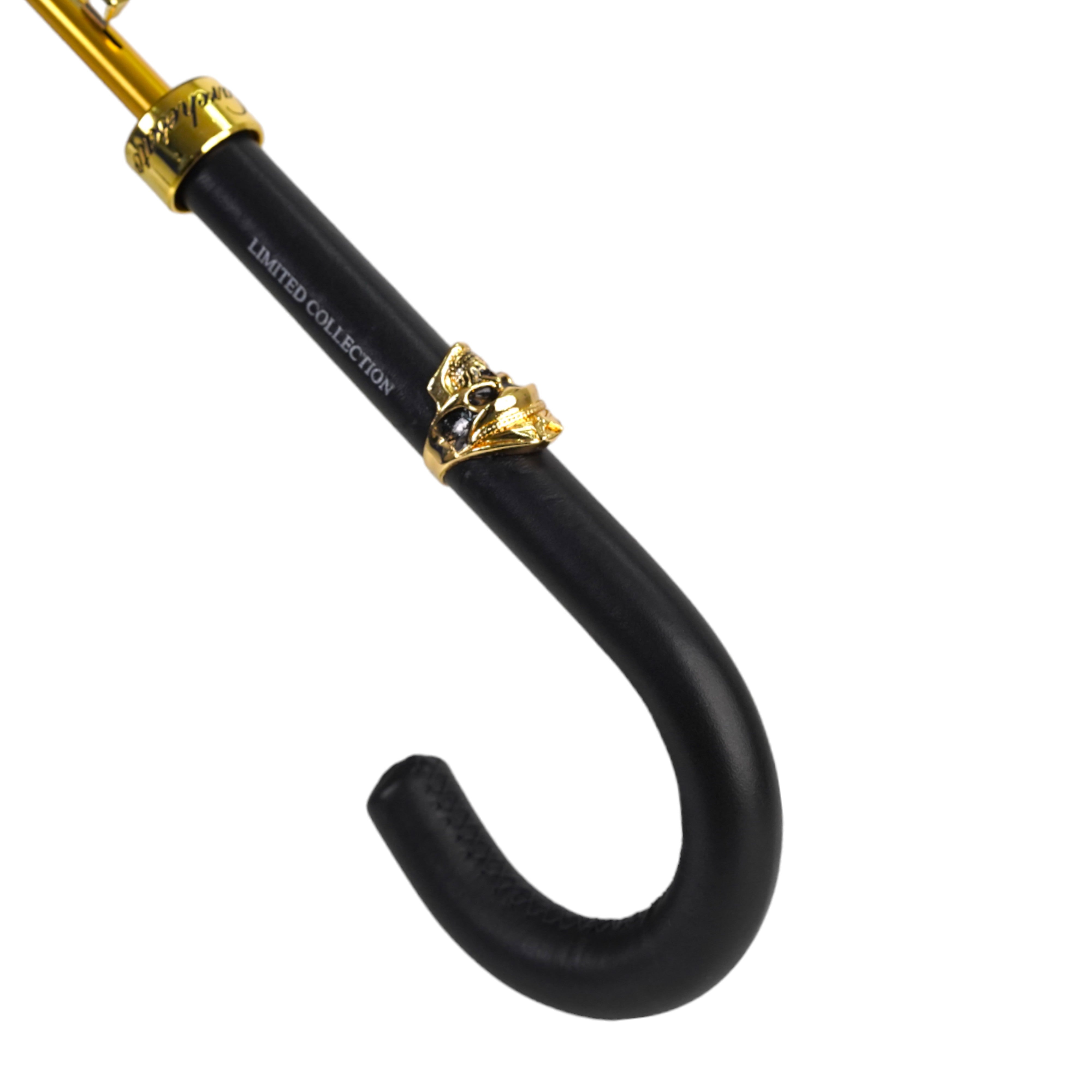 Paraguas elegante con mango de cuero, calavera dorada y un diseño de damasco negro y dorado ornamentado