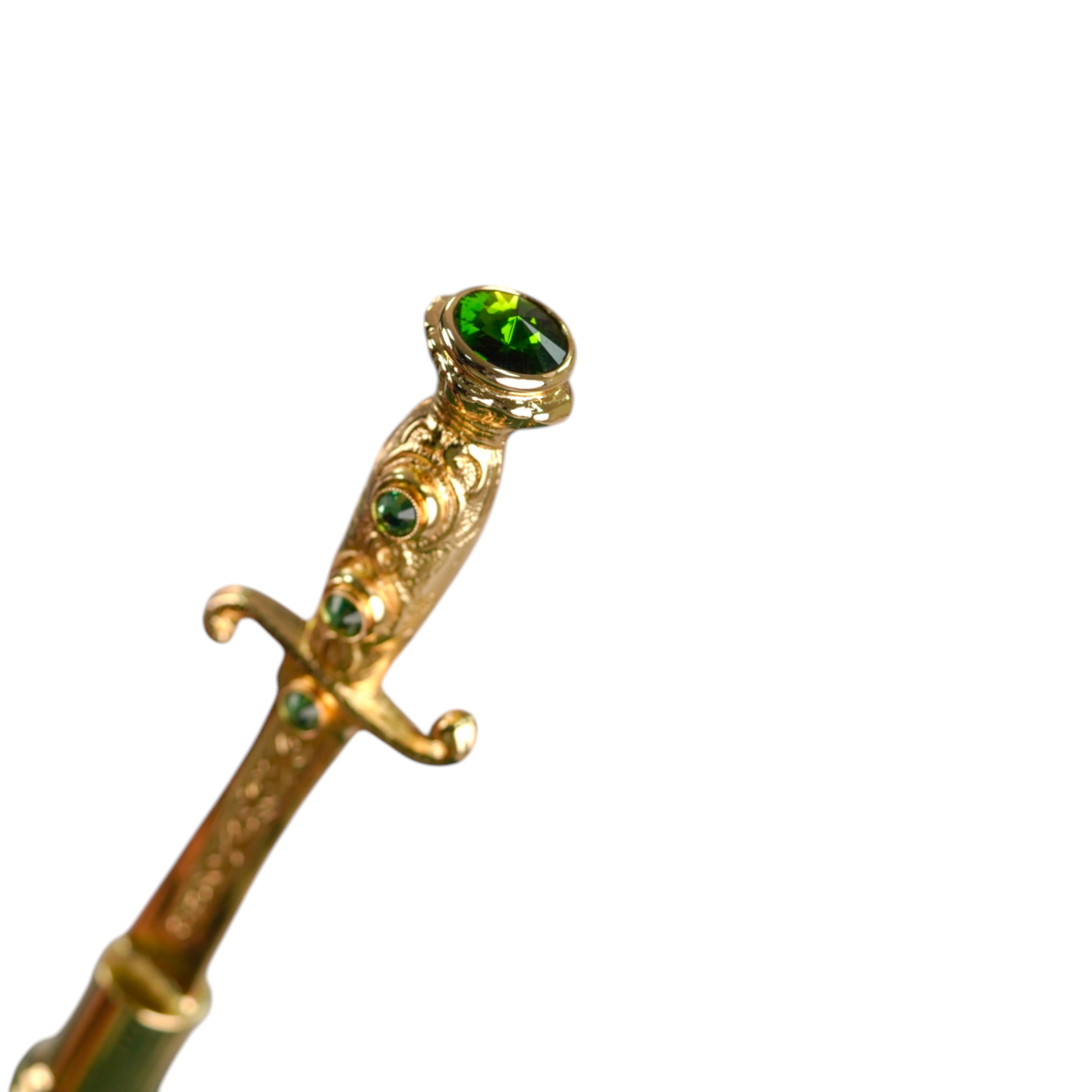 Majestuoso paraguas verde con mango de espada ornamentado y baño de oro de 24 quilates