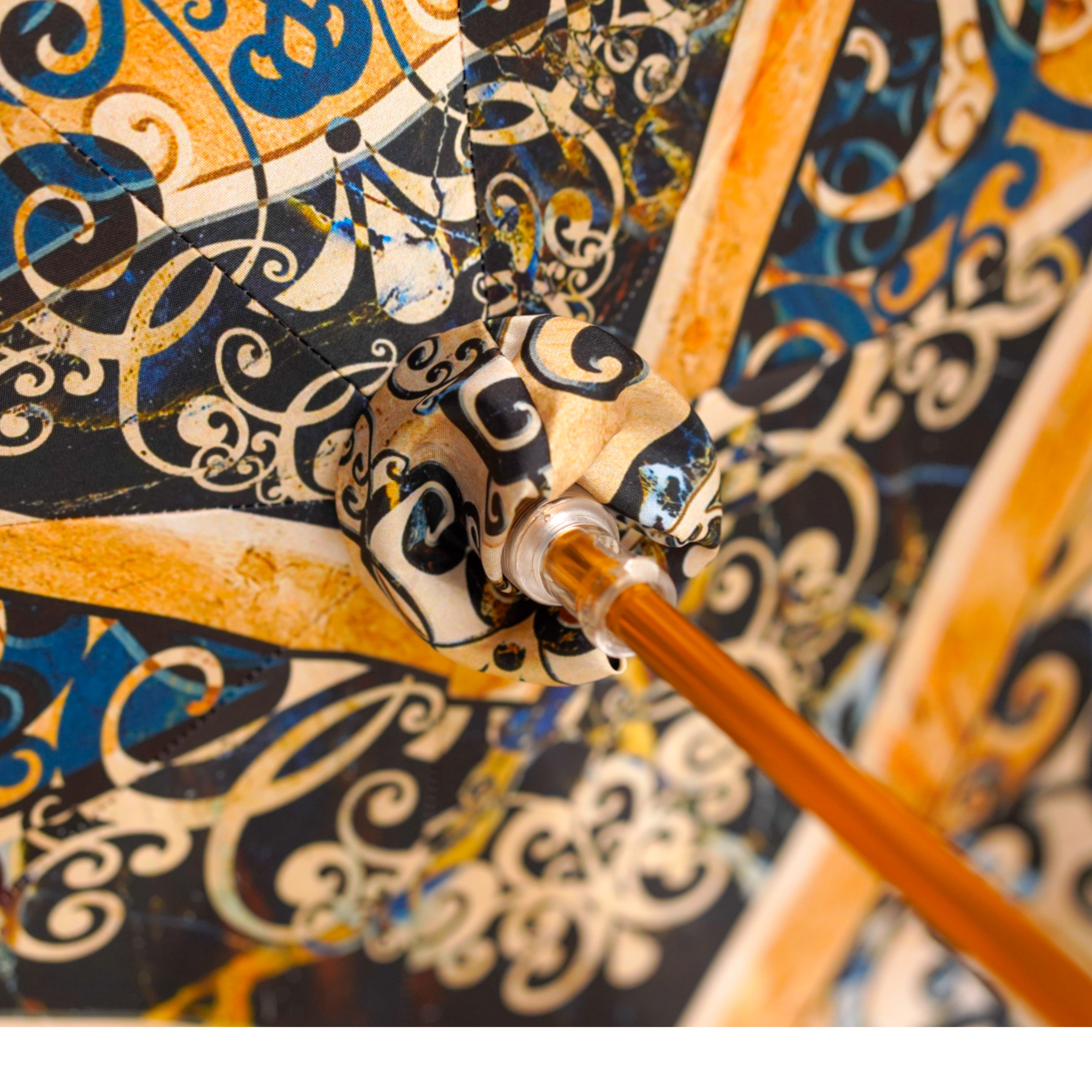 Elegante ombrello in maiolica italiana