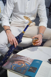 Paraguas elegante con mango de metal de filigrana y diseño de lirio