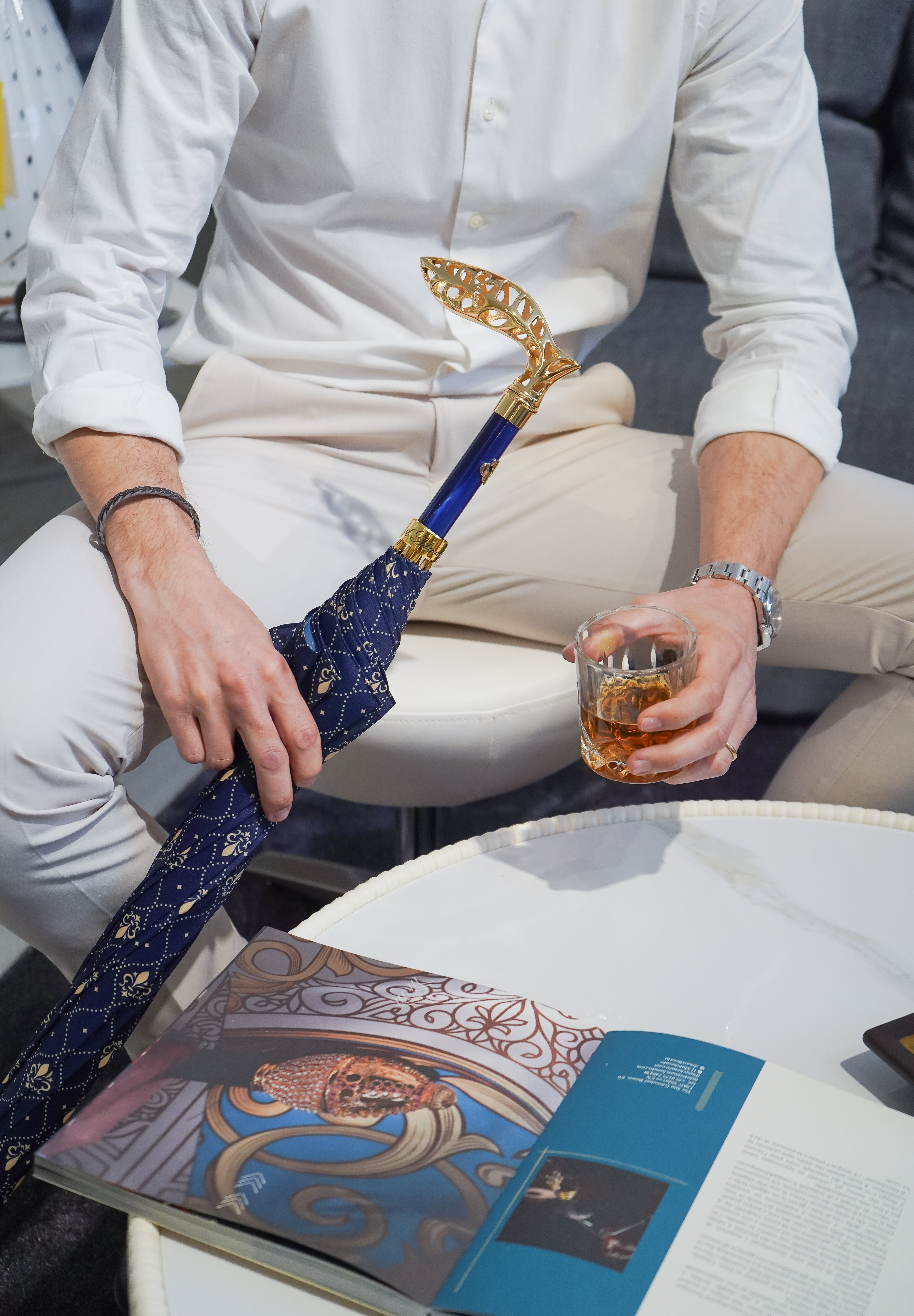 Paraguas elegante con mango de metal de filigrana y diseño de lirio