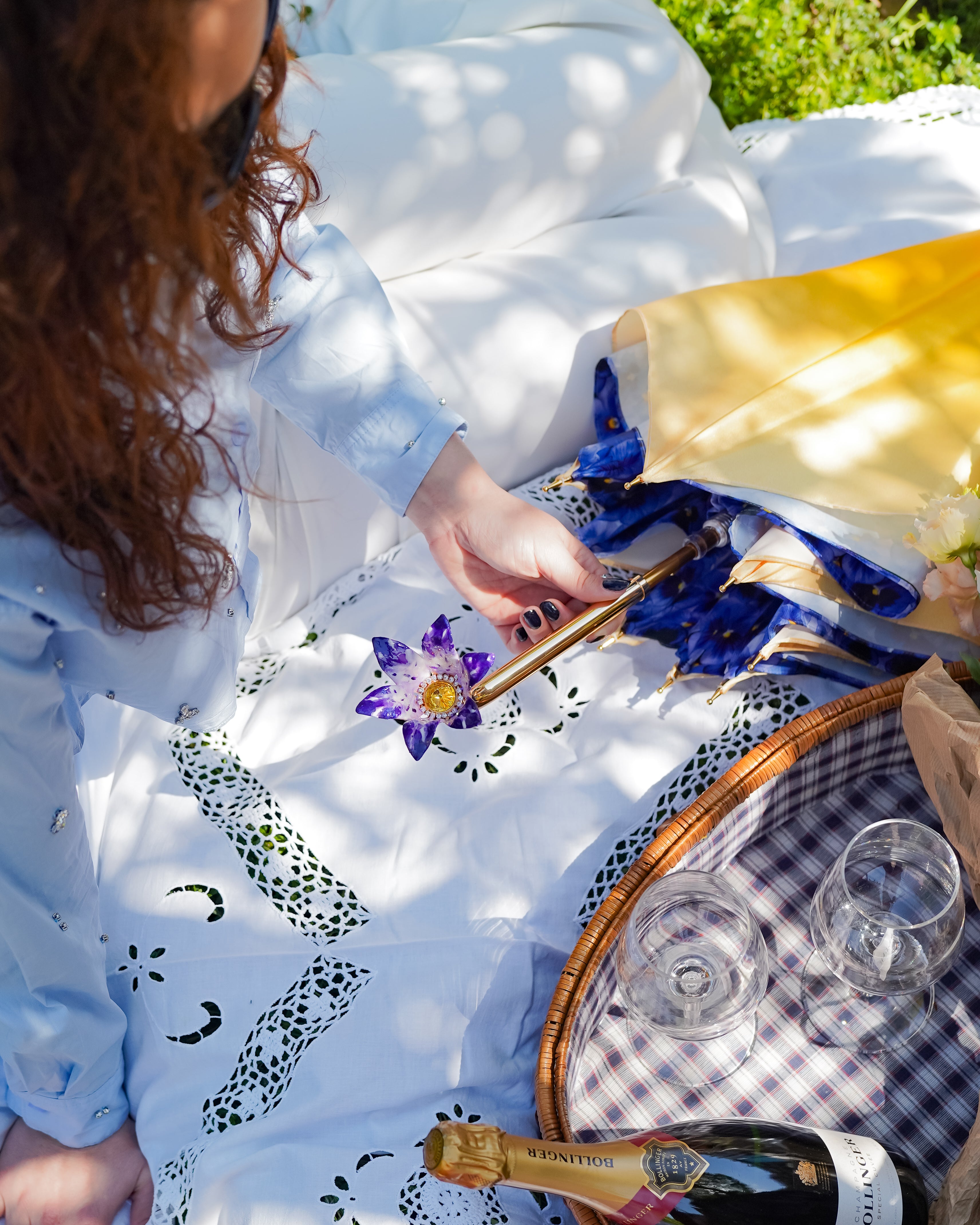 Ombrello artigianale con impugnatura a fiore in metallo dipinto a mano e placcato in oro 24K