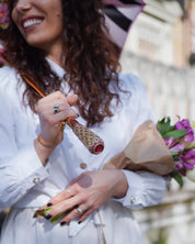 Ombrello artigianale a fiori rosa con manico in cristallo e squisiti dettagli dipinti a mano