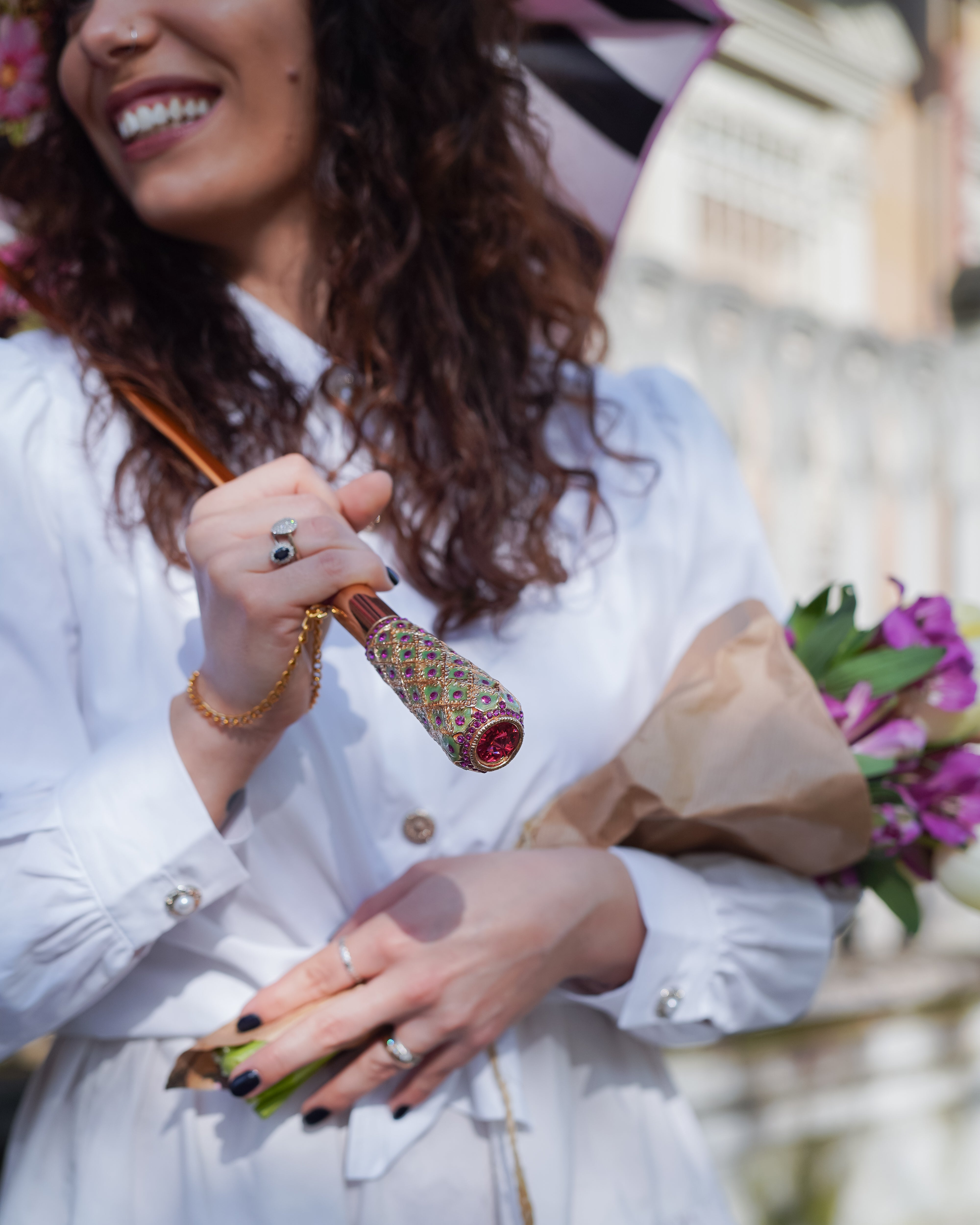 Ombrello artigianale a fiori rosa con manico in cristallo e squisiti dettagli dipinti a mano
