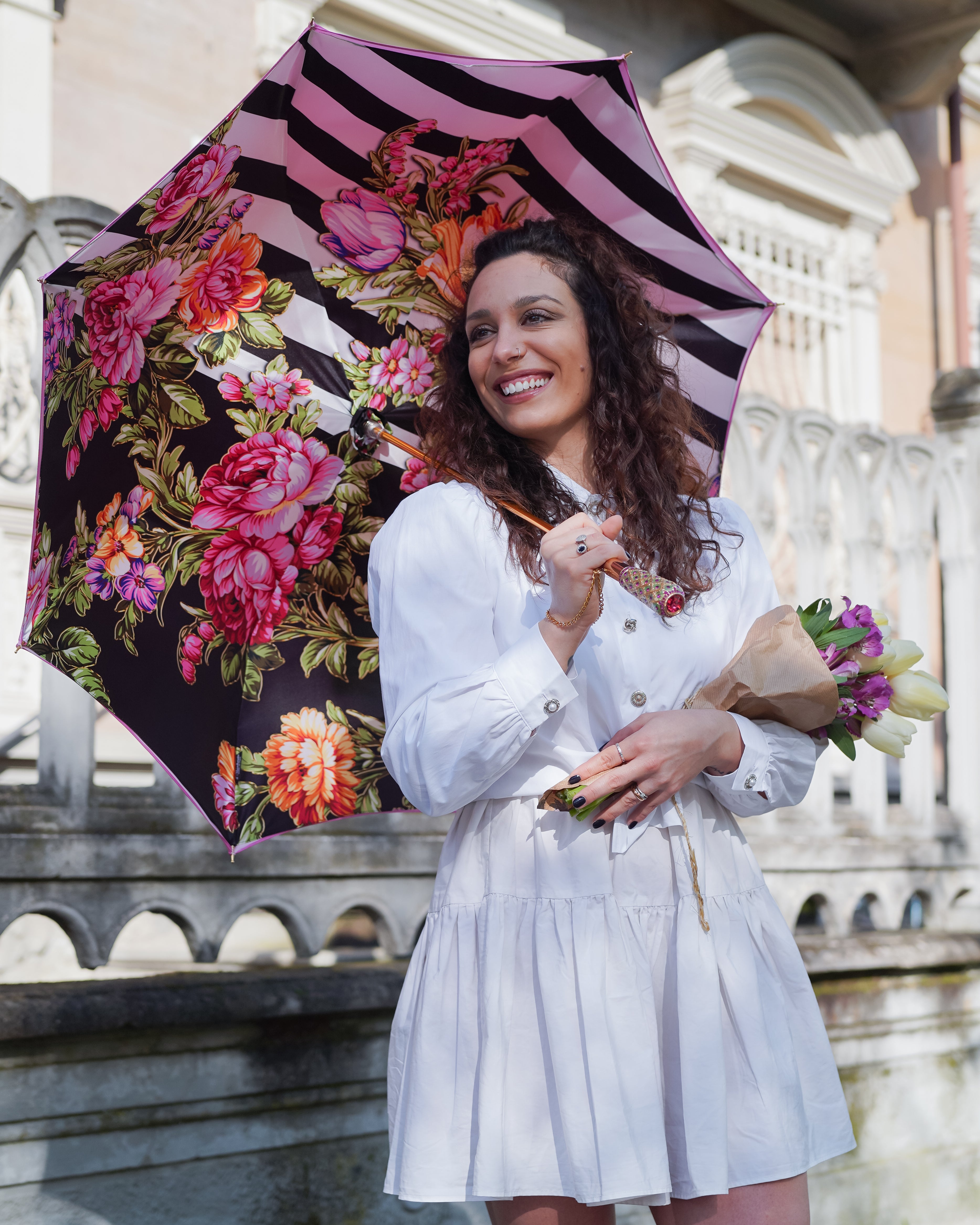 Ombrello artigianale a fiori rosa con manico in cristallo e squisiti dettagli dipinti a mano